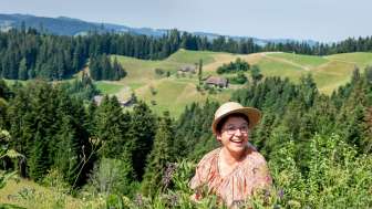 Auf der Kraeuterwanderung unterwegs im Gruenen