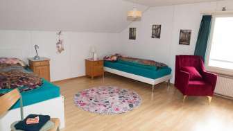 BnB Ilfis Langnau Schlafzimmer mit Betten und Stuhl