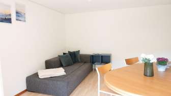BnB Ilfis Langnau Wohnzimmer mit Tisch