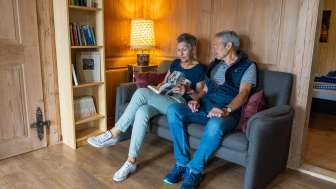 HOF WYLER, 2 Personen auf Sofa