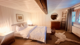 Schlafzimmer mit Doppelbett und Teppich